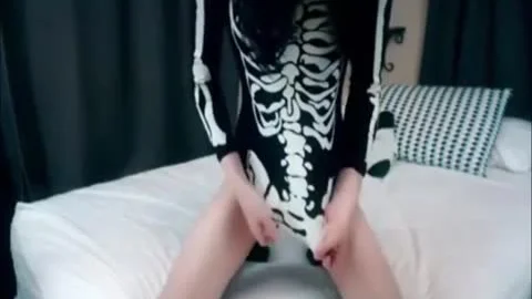 Goth teen lady-boy Jerk Herself Off In Her Face